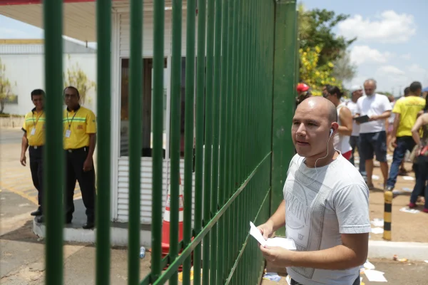 Ministro suspende terceirização do Enem