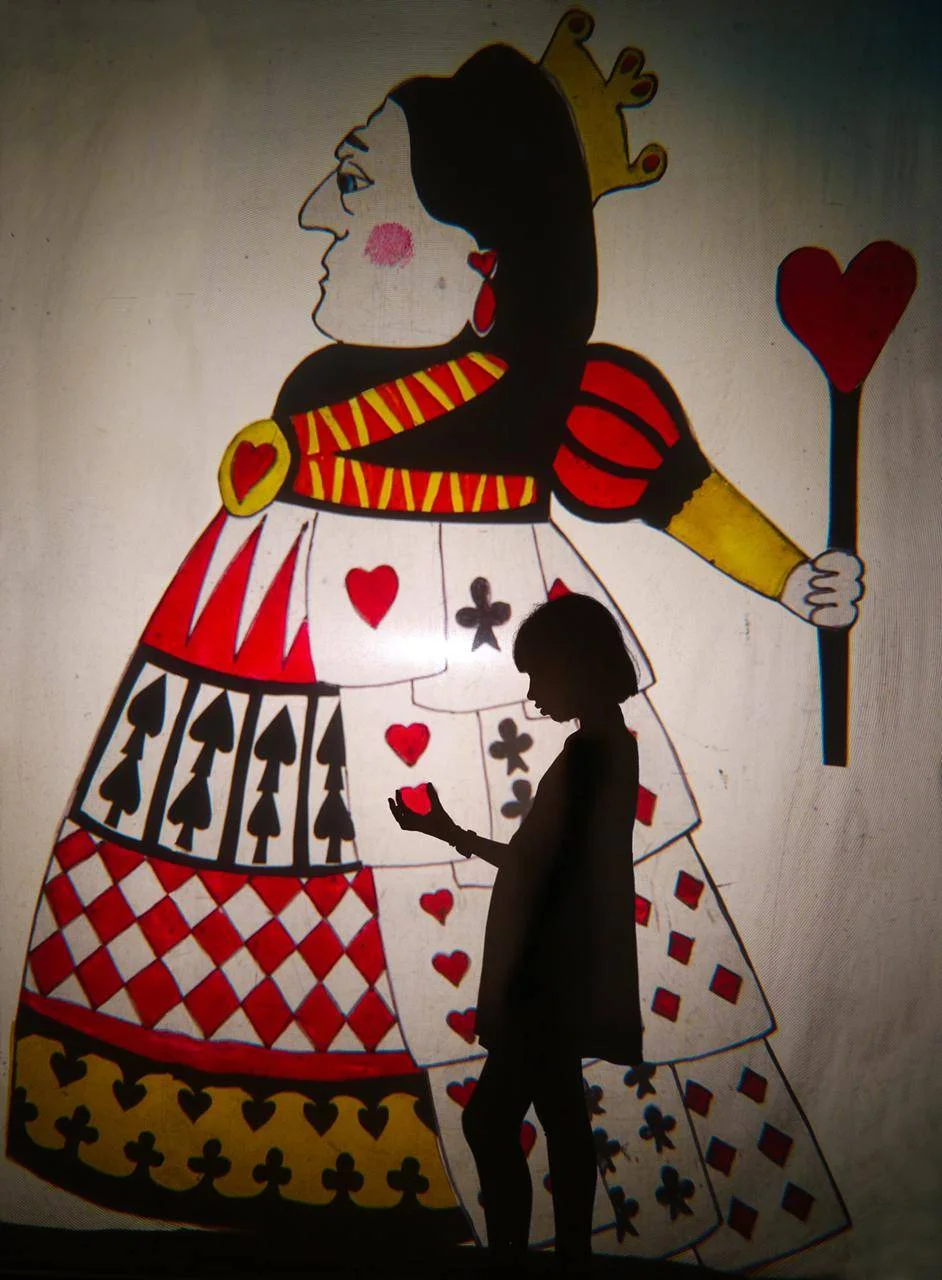 O curta metragem usa a narrativa do teatro de sombras para fazer uma releitura de Alice no País das Maravilhas O curta metragem usa a narrativa do teatro de sombras para fazer uma releitura de Alice no País das Maravilhas