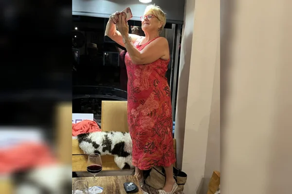 Mulher corte taça de vinho infecção