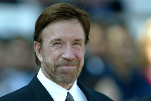 Chuck Norris processa empresa que o mostra com disfunção erétil
