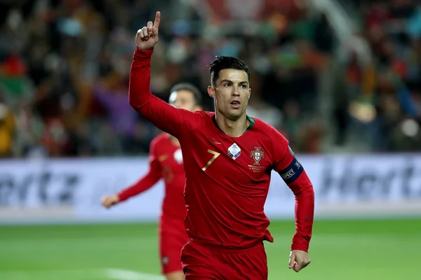 Cristiano Ronaldo é provocado durante jogo com gritos de “Messi”