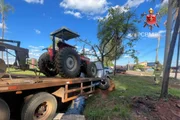 O Corpo de Bombeiros Militar do Distrito Federal (CBMDF) foi acionado até o local por volta das 16h20 com duas viaturas de socorro. Ao chegarem encontraram o veículo que carregava um trator batido na árvore.