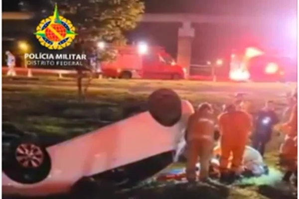 Após perseguição da PMDF, ladrão capota carro roubado na Epia Sul