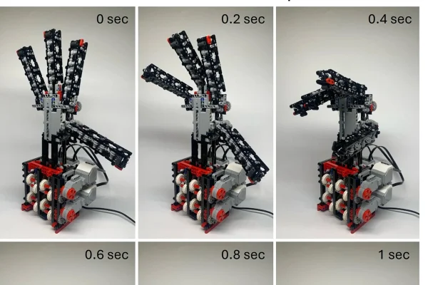 Imagem colorida mostra mão robótica feito de peças de Lego - Metrópoles