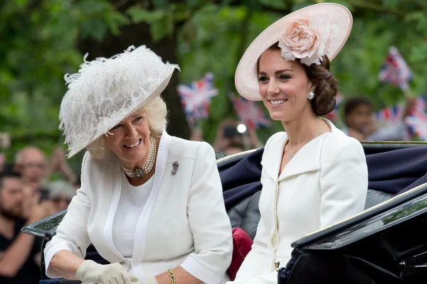 Foto colorida de duas mulheres em uma carruagem. Elas estão sorridentes - Metrópoles