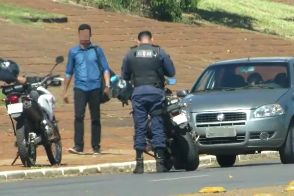 Polícia flagra motoristas fazendo transporte pirata na área central