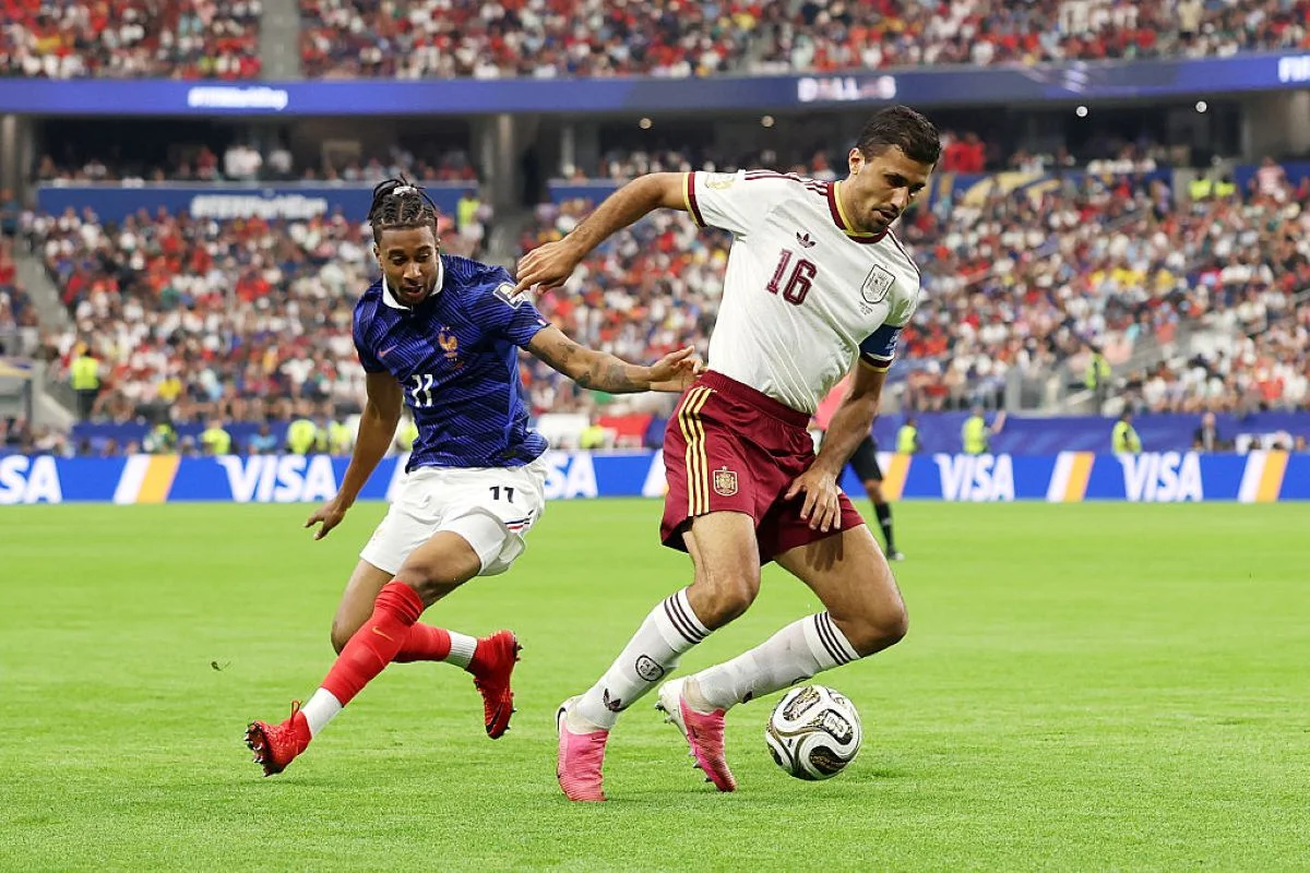 Olise e Rodri na partida entre França e Espanha Olise e Rodri na partida entre França e Espanha