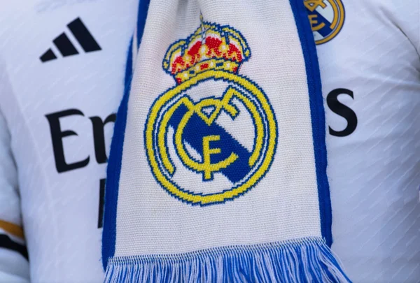 Foto colorida do escudo do Real Madrid em um cachecol - Metrópoles