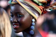 Lupita Nyong'o passou longe do básico com delineador vibrante e batom vermelho