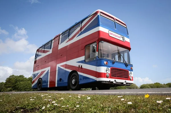 Ônibus original das Spice Girls pode ser seu por um dia. Saiba como