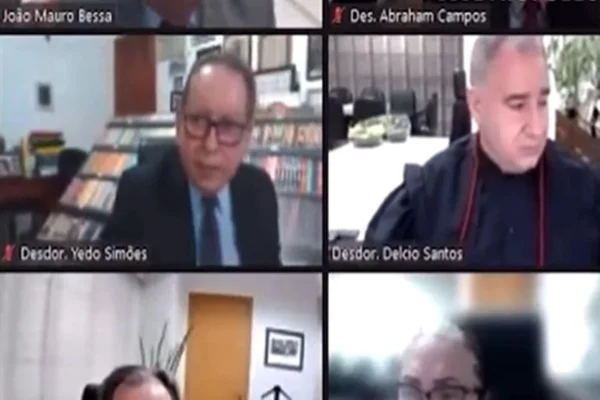 Cenário de desembargador cai durante sessão do TJAM