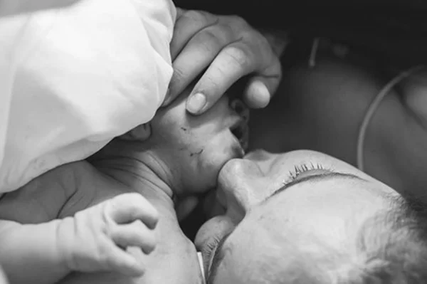 Laura Neiva mostra foto emocionante do parto da filha Maria