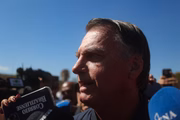 Jair Bolsonaro fala com a imprensa ao deixar o Centro Integrado de Monitoração Eletrônica (CIME)