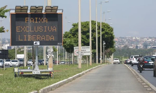 Faixas exclusivas são liberadas no DF. Protesto congestiona EPTG