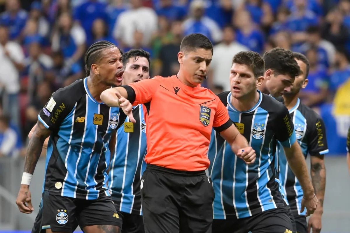 Gabriel Grando brilha e Grêmio vence o Cruzeiro em jogão no DF - imagem 27 Gabriel Grando brilha e Grêmio vence o Cruzeiro em jogão no DF - imagem 27