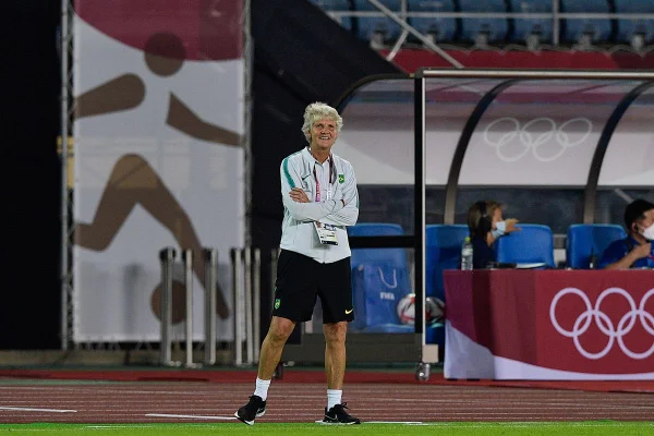 Que resenha! Pia Sundhage e jogadores do masculino dão show em hotel das seleções olímpicas