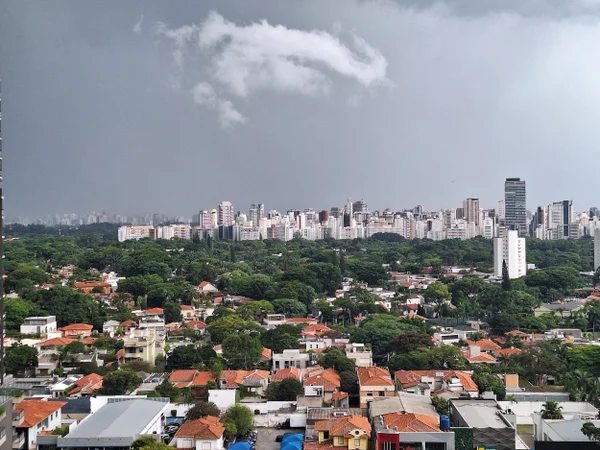 Imagem mostra nuvens carregadas sobre cidade de São Paulo antes de tempestade - Metrópoles