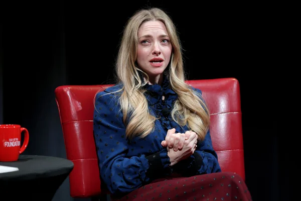 Amanda Seyfried relembra diagnóstico de TOC e diz que segue medicada