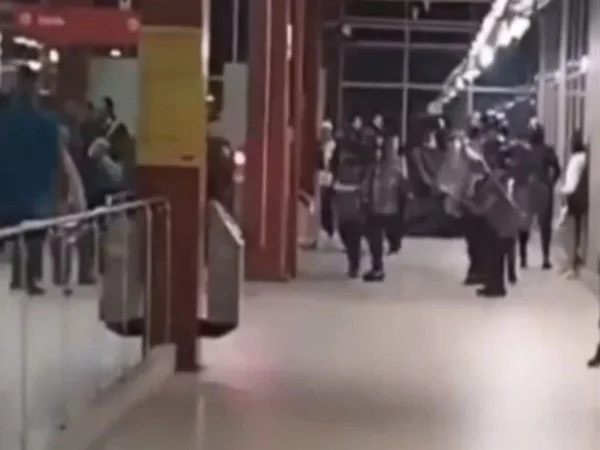Polícia apura se briga de torcida no metrô foi premeditada