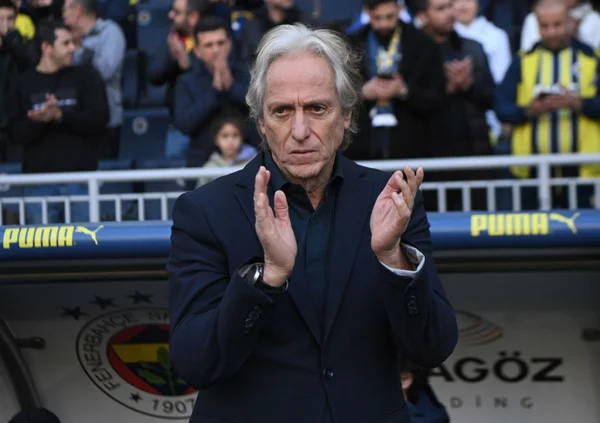 Jorge Jesus batendo palmas no estádio - Metrópoles
