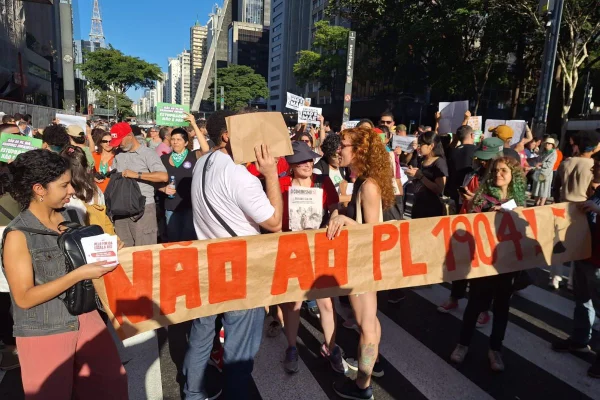 Imagem colorida mostra manifestantes na avenida Paulista durante protesto contra o Projeto de Lei nº 1.904/2024, que pretende equiparar as penas de aborto e homicídio - Metrópoles