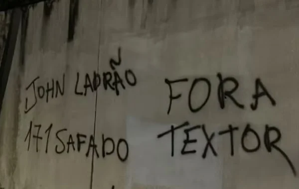 Imagem colorida de sede do Botafogo pichada- Metópoles