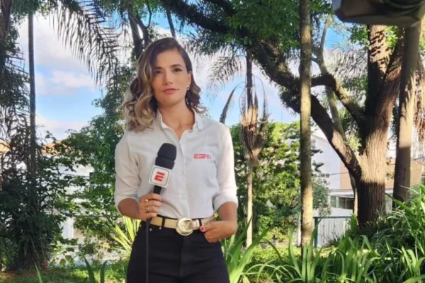 Imagem colorida mostra a repórter Lilly Nascimento, da ESPN - Metrópoles