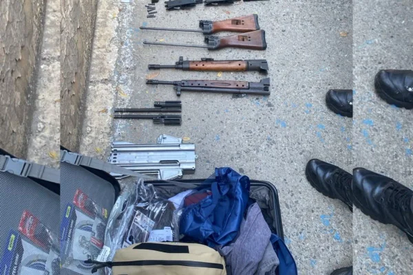 Foto colorida de peças de fuzis apreendidos pela Polícia Militar.
