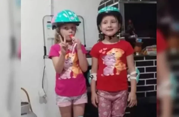 Duas crianças de capacete