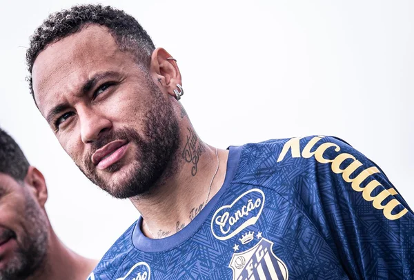 Imagem colorida de Neymar com camiseta azul - Metrópoles