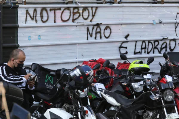 Profissionais alegam que abordagens e blitzes da Polícia em São Paulo ocorrem durante o dia em horários que não ocorrem crimes