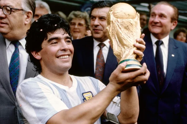 Maradona com a taça da Copa do Mundo
