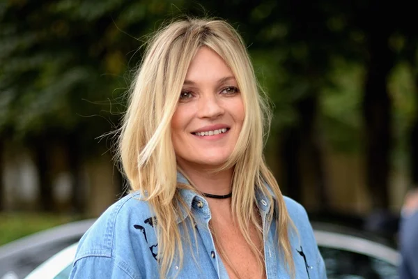 Kate Moss posa nua para a revista W