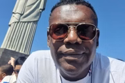MC Marcinho posa de óculos escuros no Cristo Redentor