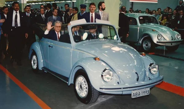 imagem colorida itamar franco carro popular fusca conversivel