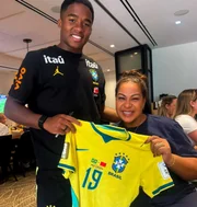 Endrick e a mãe, Cíntia Ramos, posam com a blusa da Seleção Brasileira