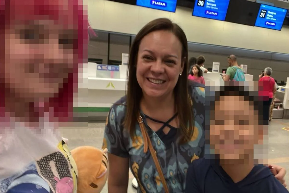 A vítima de feminicídio, Daniella Pelaes e dois de seus filhos 