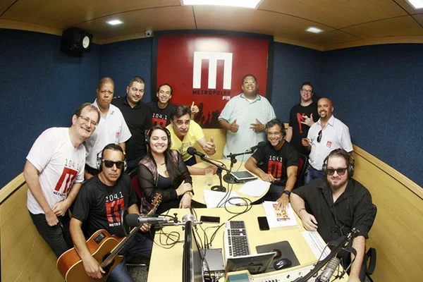 Rádio Metrópoles FM entra no ar com programação inovadora