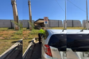 Veículo estacionado sem credencial em vaga especial é autuado