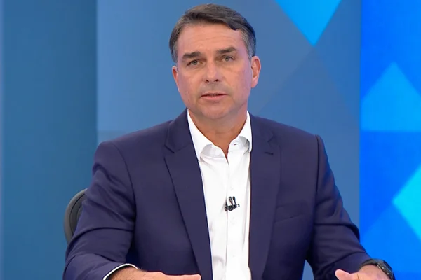 Candidato Flavio Bolsonaro durante debate no JN eleicoes 2026 metropoles 2