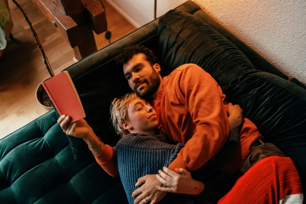 Imagem colorida de casal deitado