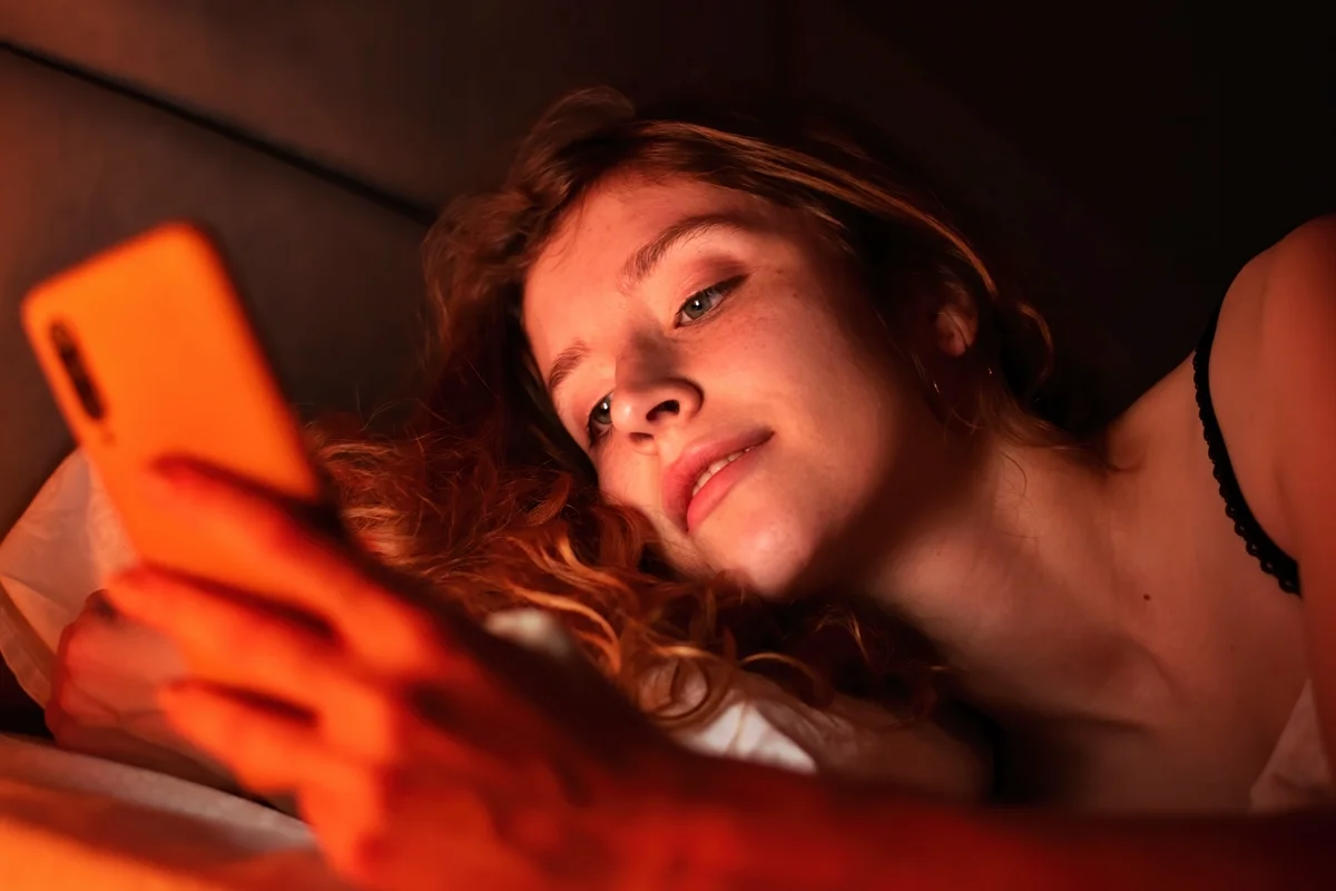 Usar o celular na cama afeta saúde do coração, alerta cardiologista