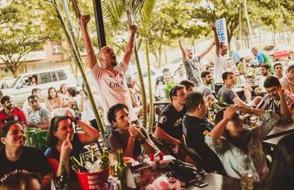 Vodca, cerveja e futebol: bares de esportes são nova moda de Brasília