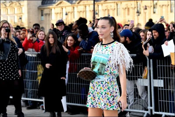 Emma Chamberlain foi pioneira na produção de vlogs para o Youtube e hoje, com apenas 18 anos, é considerada uma das influencers mais importantes da plataforma Emma Chamberlain foi pioneira na produção de vlogs para o Youtube e hoje, com apenas 18 anos, é considerada uma das influencers mais importantes da plataforma