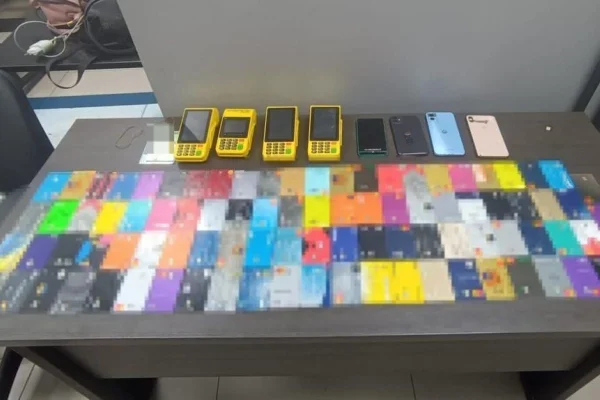 Imagem colorida mostra cartões apreendidos com dupla que aplicava o chamado golpe do cartão no centro de São Paulo durante a Virada Cultural - Metrópoles