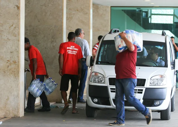 Invasores de hotel dizem que haverá “banho de sangue”