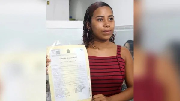 Após 18 anos apenas como “Raquel”, jovem tira certidão com sobrenome