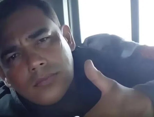 homem fazendo sinal de positivo
