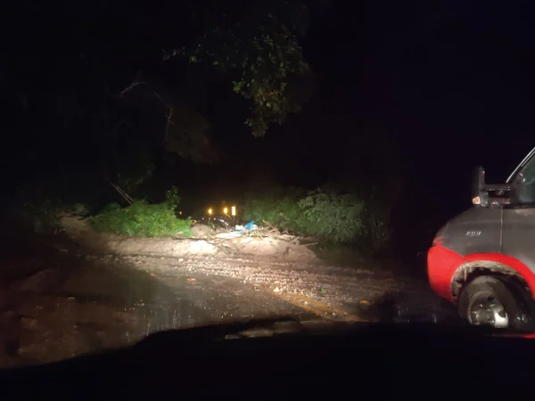 Queda de barreira na região da Praia Guaecá