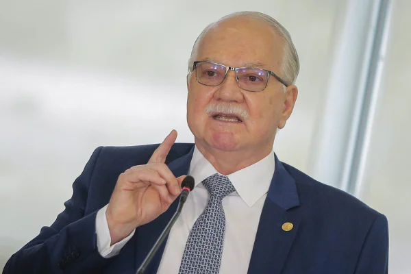 “A gravidade dos fatos não autoriza atalhos”, diz Fachin sobre crise no STF